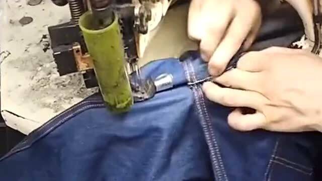 服装厂干活全是用先进的机器,速度快还非常省力,生产销量非常高