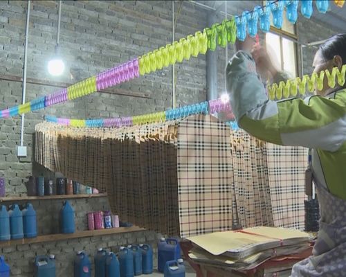 新闻特写 小山村里的皮革厂,定下年销售额破亿元的 大目标