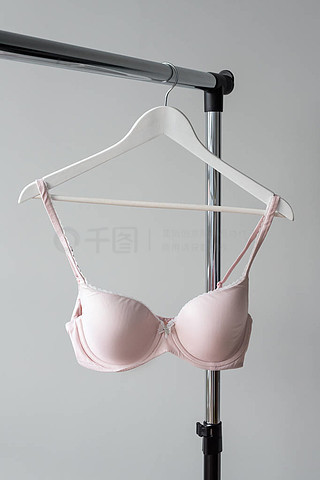 夏日清新风尚 红色立方体下的内衣销售新概念